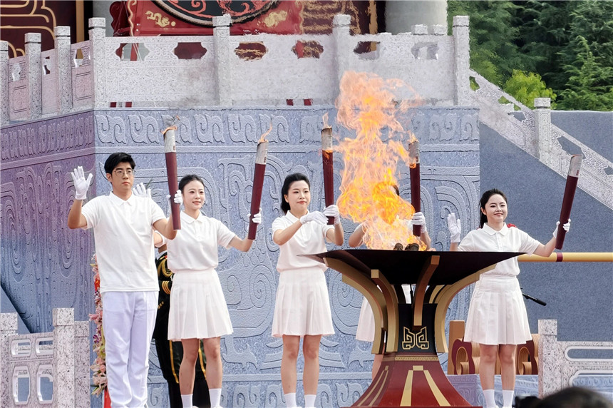 丙午年拜谒炎帝神农大典上，参会代表共同点燃新火。