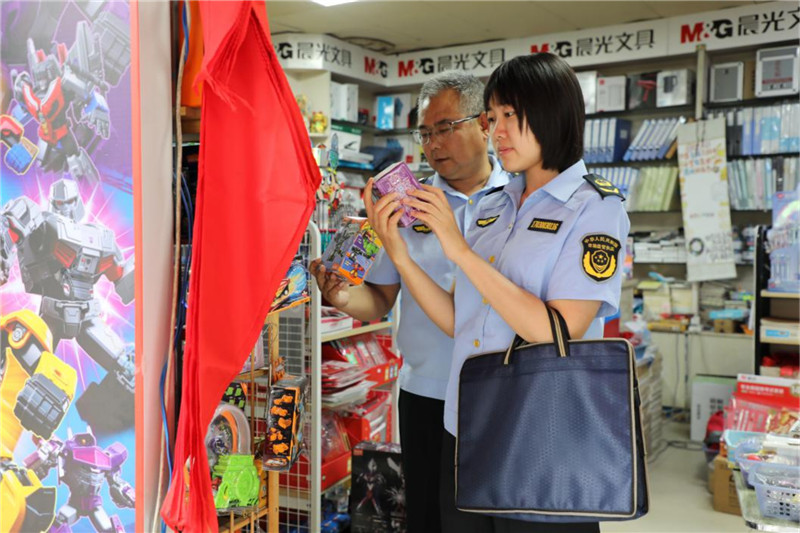 执法人员检查文具店。