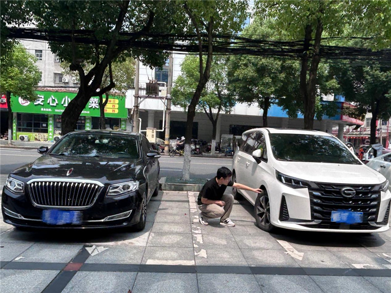 车辆管理员进行车况实地核查。