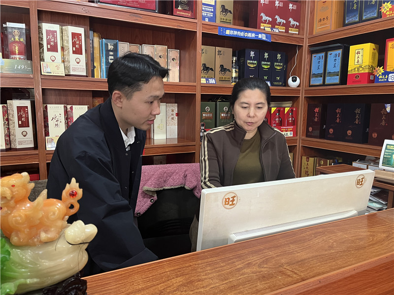 青年员工在走访市场。马紫倩摄