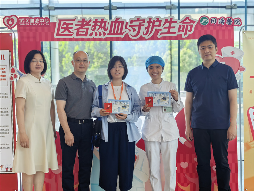刘丹护士和女儿。