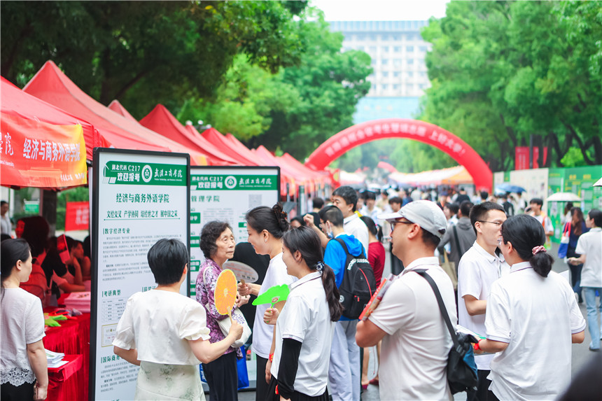 武汉工商学院咨询点展位前不少考生及家长前来了解咨询。佳航摄