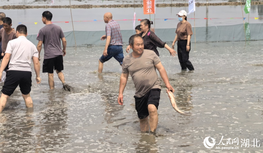 捉鱼比赛，选手满载而归。人民网记者 周雯摄