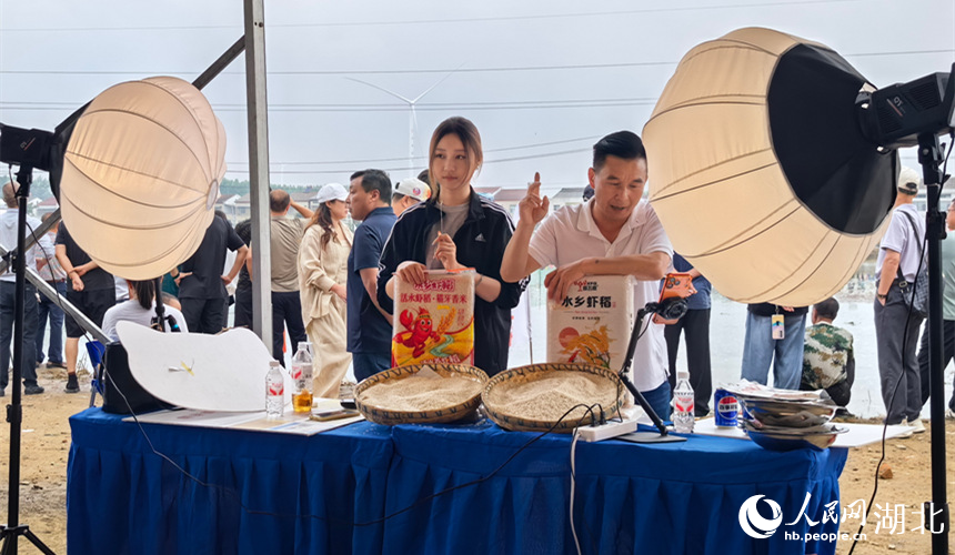 现场直播带货。人民网记者 周雯摄