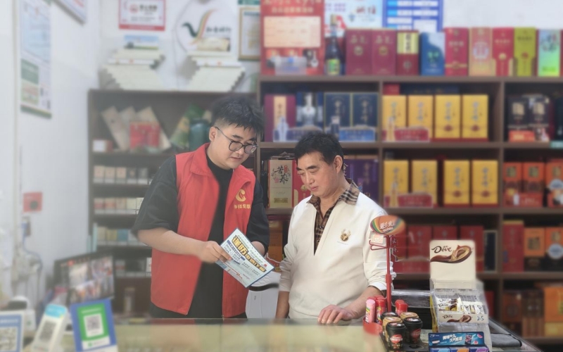 志愿者面对面讲解防诈骗知识，交流反诈案例。