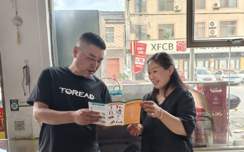 长阳烟草员工到零售户店铺宣传