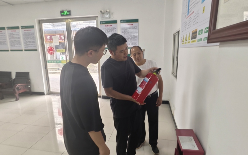 基层管理所安全员检查灭火器