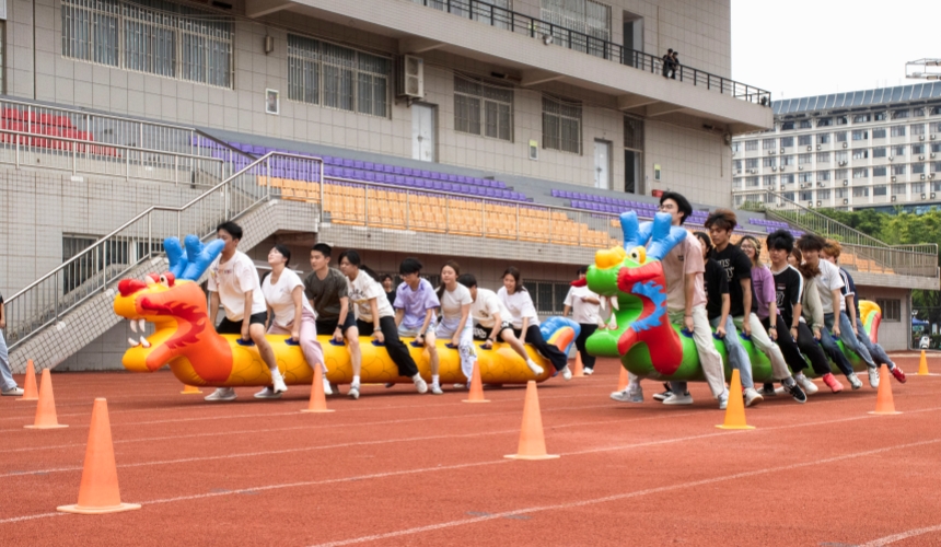 旱地龙舟比赛现场。魏忆晴摄