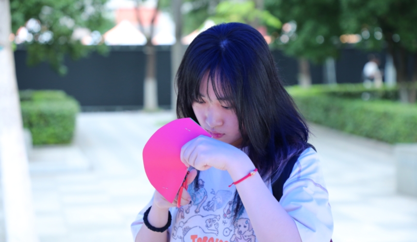 学生体验剪纸。田济远摄