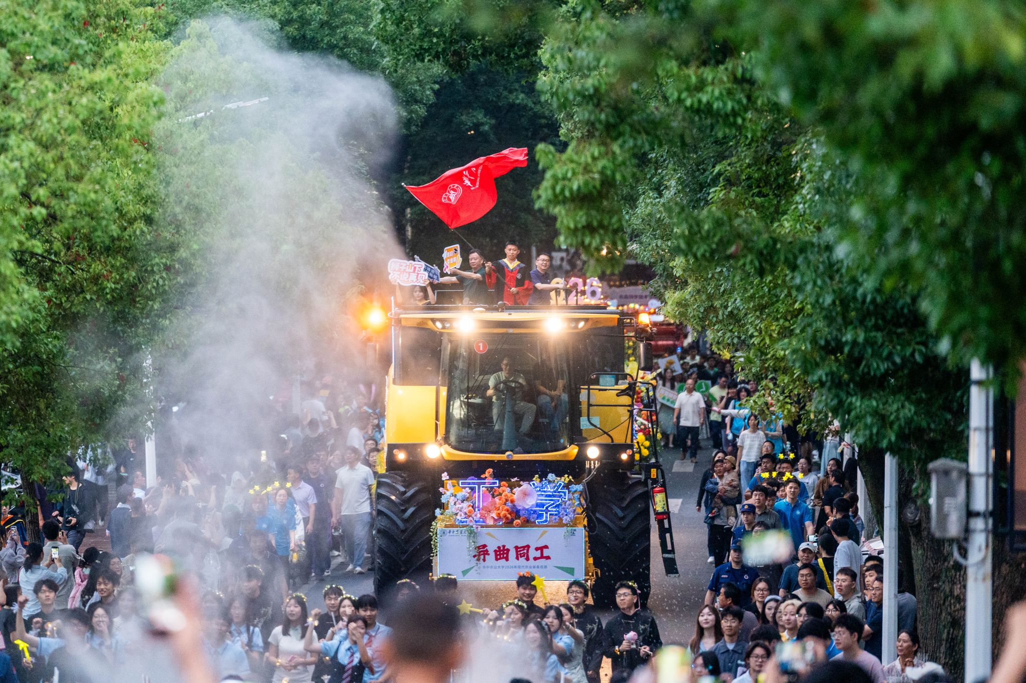 花车驶过狮山大道。罗浩文摄