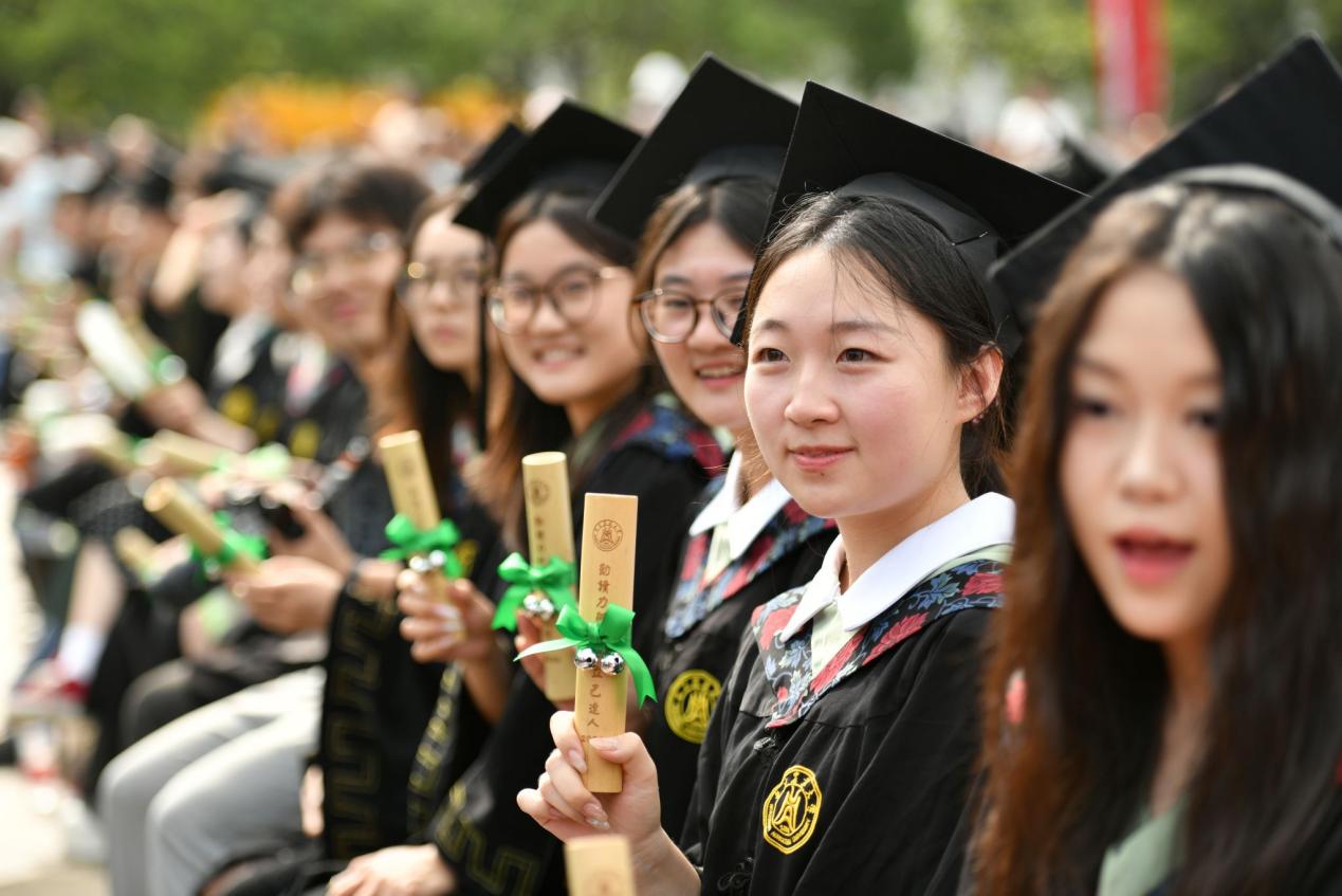 参加典礼的毕业生手握”狮山竹节“。刘涛摄