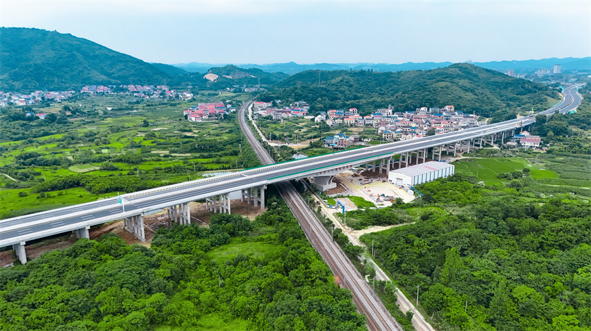 鄂州花湖机场高速二期交工验收 空陆联运再添智慧大动脉