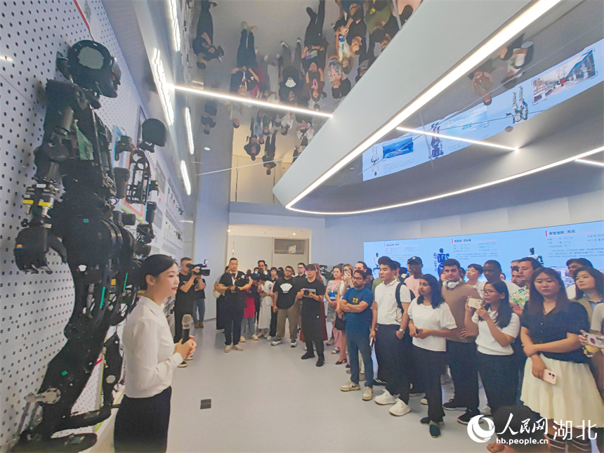 2026年世界青年发展论坛参会代表在湖北人形机器人创新中心参观。人民网记者 郭婷婷摄