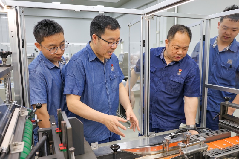 湖北中烟三峡卷烟厂雪茄烟车间设备改造联合攻关现场。王琪琦摄