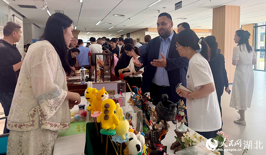 来宾感受中华优秀传统文化的独特魅力。人民网记者 张沛摄