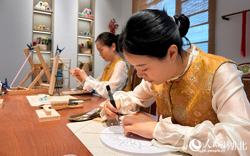 女职工正在制作掐丝珐琅、绒花等。人民网记者 张隽摄