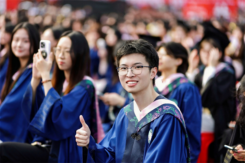 毕业生现场照。学校供图