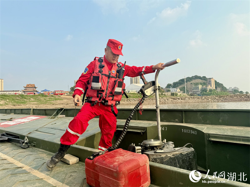 韩磊在“应急使命·2026”湖北特大洪水防汛抗洪演习现场,调试动力舟桥设备。人民网记者 张沛摄