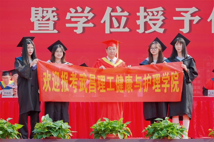 毕业典礼变招生宣传现场。