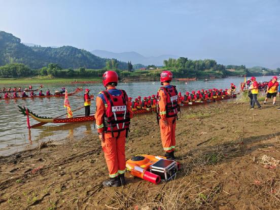 咸宁消防在2026通山民间端午龙舟赛现场布设执勤力量，实时巡查现场安全状况。陈菊摄