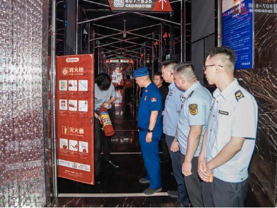 随州市多部门联合夜查娱乐场所 现场考核员工灭火器实操。李林摄
