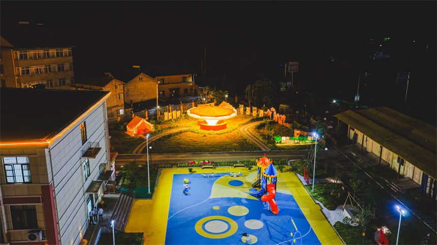 秘境神農特色服務驛站庭院夜景。楊鑫攝