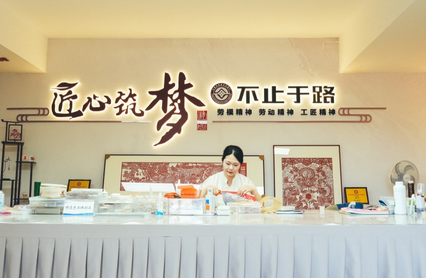 杨含正伏案创作剪纸。杨鑫摄