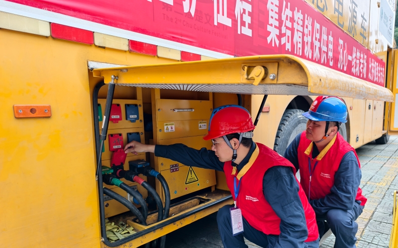 6月18 日,中考临近,国网湖北电力在沙市五中中考考点开展应急发电车接入调试,对发电车运行状态、电缆连接及切换装置进行逐项检查,全力做好中考电力保障。李婉卿摄