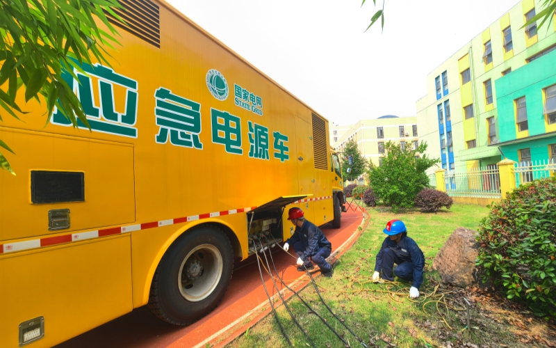 6月18日,国家湖北电力在咸宁市中考保电现场,接入应急保电车,全方位筑牢考场电力保障防线。汪依摄
