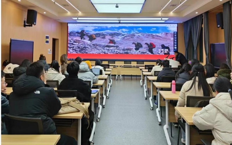 中南財經政法大學組織研究生觀看同上一堂“為國攀登”思政大課。