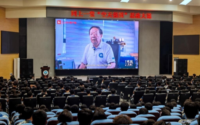 長江大學組織全體學生觀看學習“空天強國”思政大課。