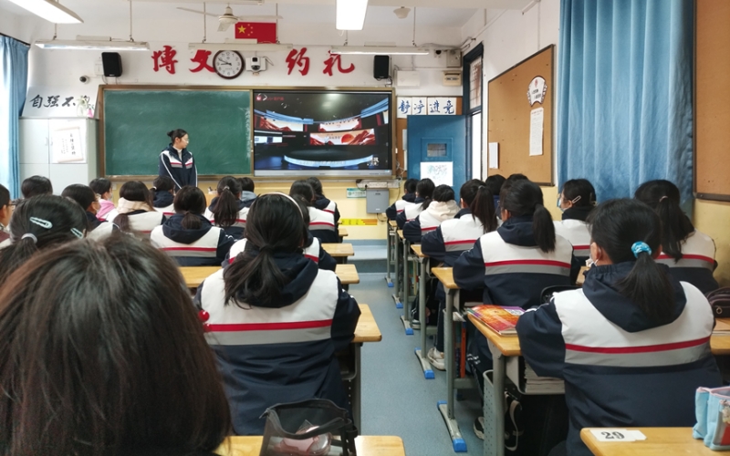 武漢市第十四中學高一俄語實驗班學生集中收看“為國攀登”思政大課。