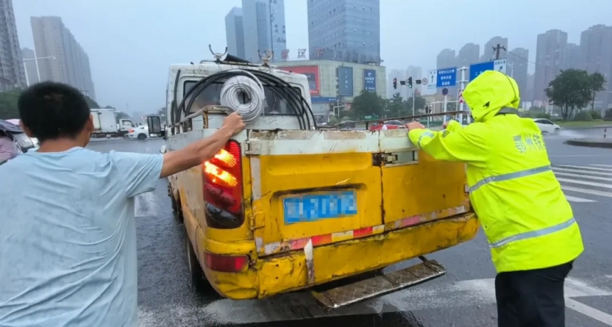 車輛拋錨，高警一支隊江岸大隊民警幫忙推車聯系救援。