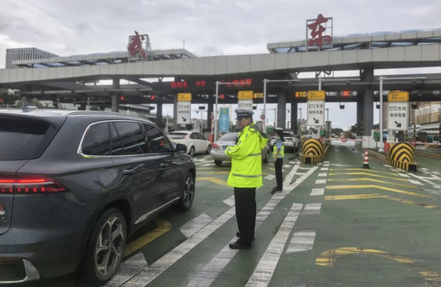 高警一支隊鄂州大隊在武東收費站設置事故快處點，維護通行秩序。