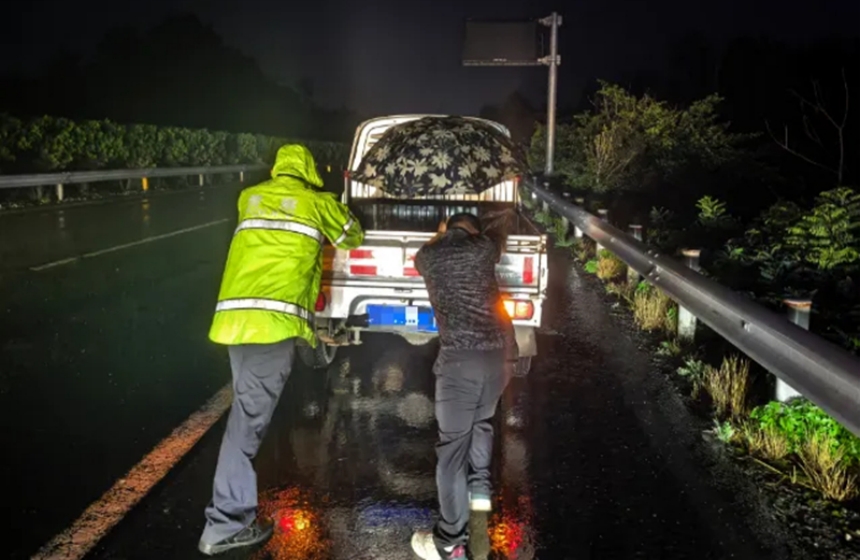 故障貨車路邊停靠，高警三支隊京山大隊民警幫忙推到服務區檢修。
