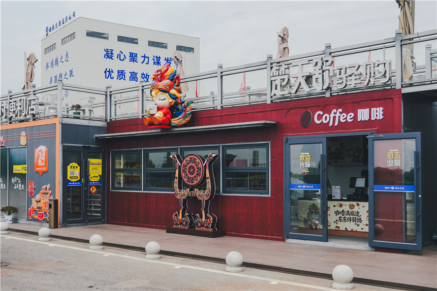 荊州東服務驛站的咖啡店和24小時自助便利店。楊鑫攝