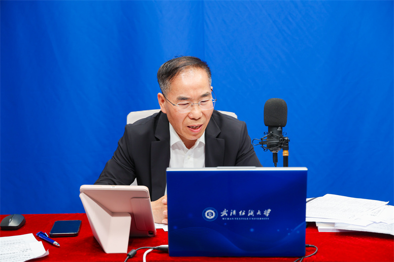 中国工程院院士徐卫林与高三学子“云端”面对面。武汉纺织大学供图