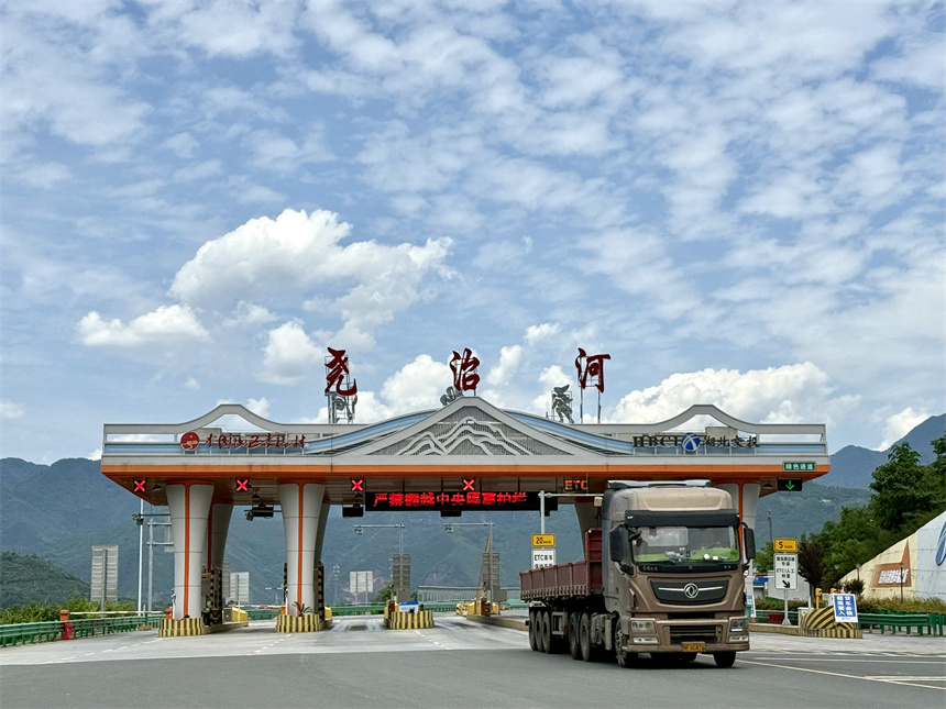 尧治河收费站。人民网记者 周恬摄