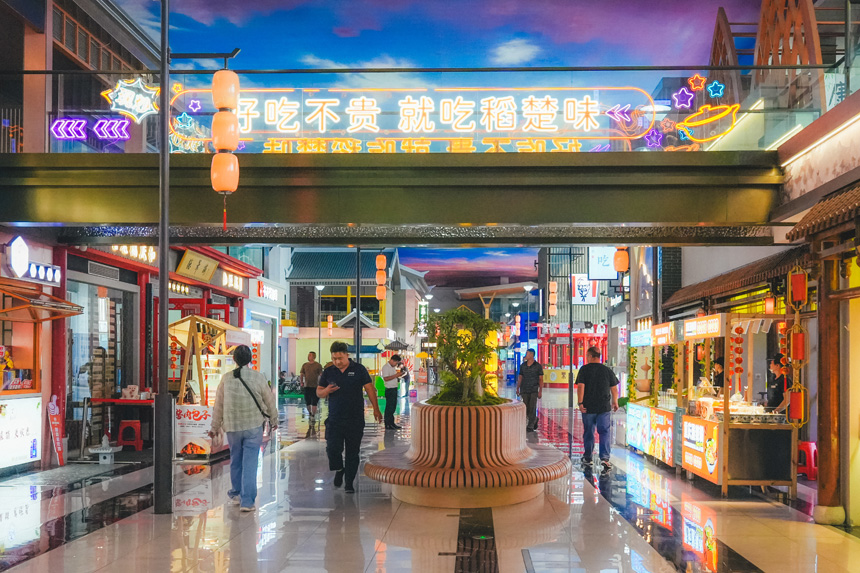 荆州东服务区内部业态丰富。杨鑫摄