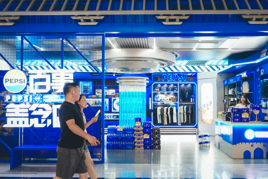 荆州东服务区百事盖念店。杨鑫摄