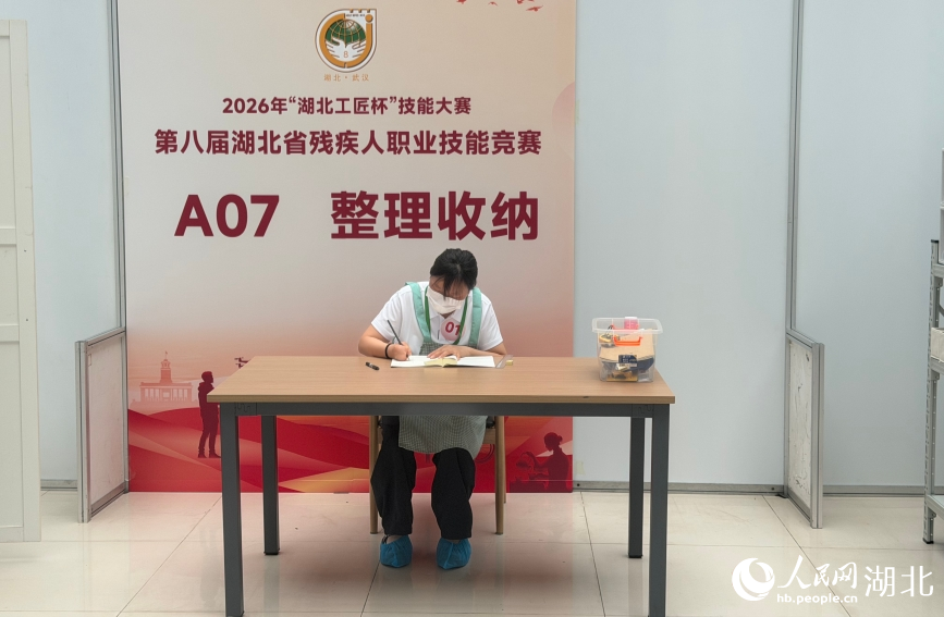 整理收纳项目，选手正在进行空间规划绘图。人民网记者 张沛摄