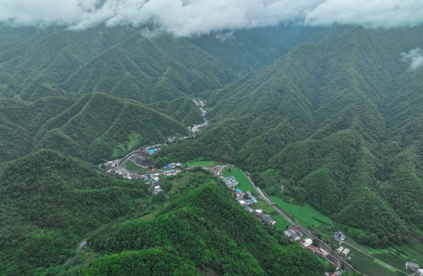 秦巴深山架通途照片