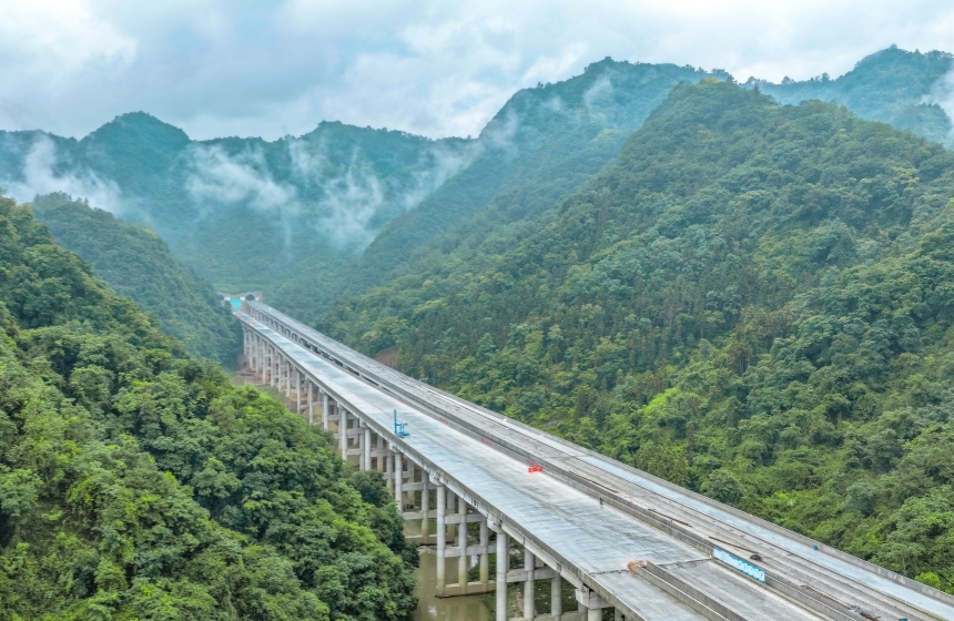 秦巴深山架通途照片
