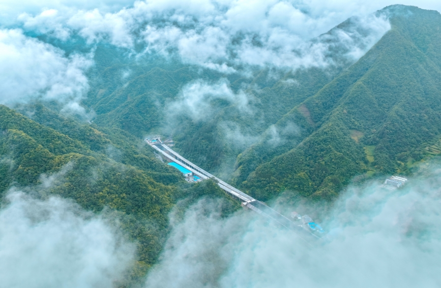 秦巴深山架通途照片