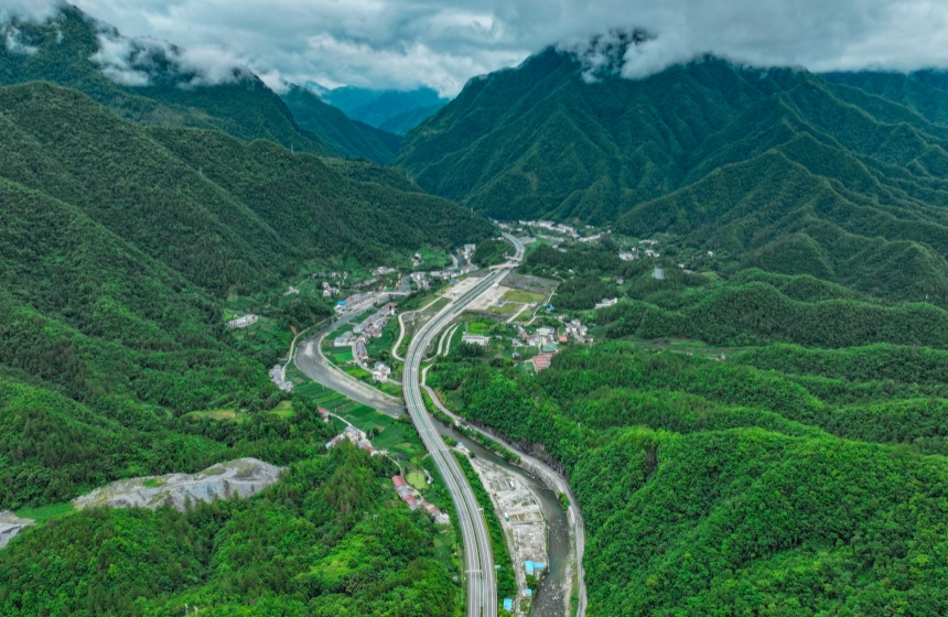 秦巴深山架通途照片