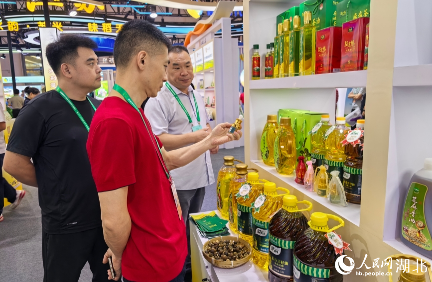 山茶油精华素受关注。人民网记者 周雯摄