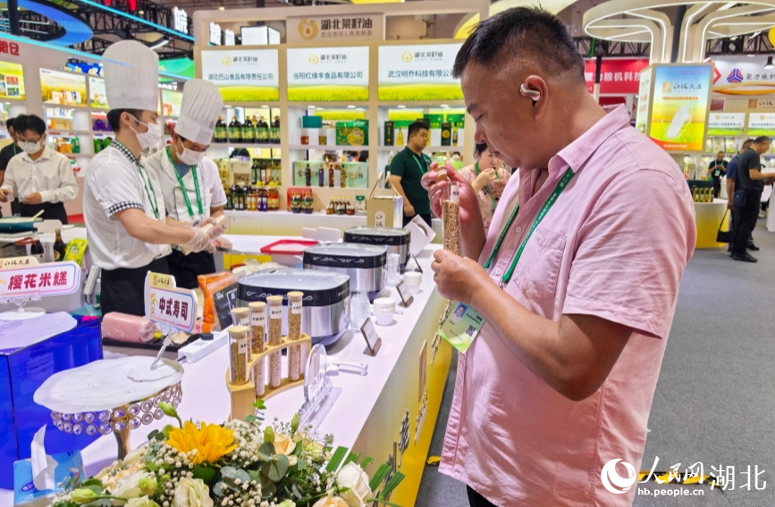 湖北优质大米品种受关注。人民网记者 周雯摄