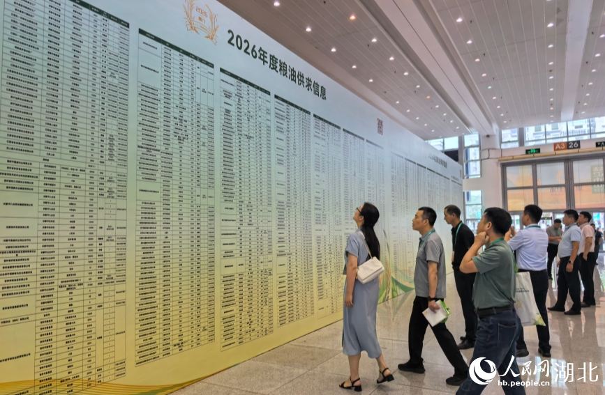 展销对接信息，吸引观众驻足。人民网记者 周雯摄