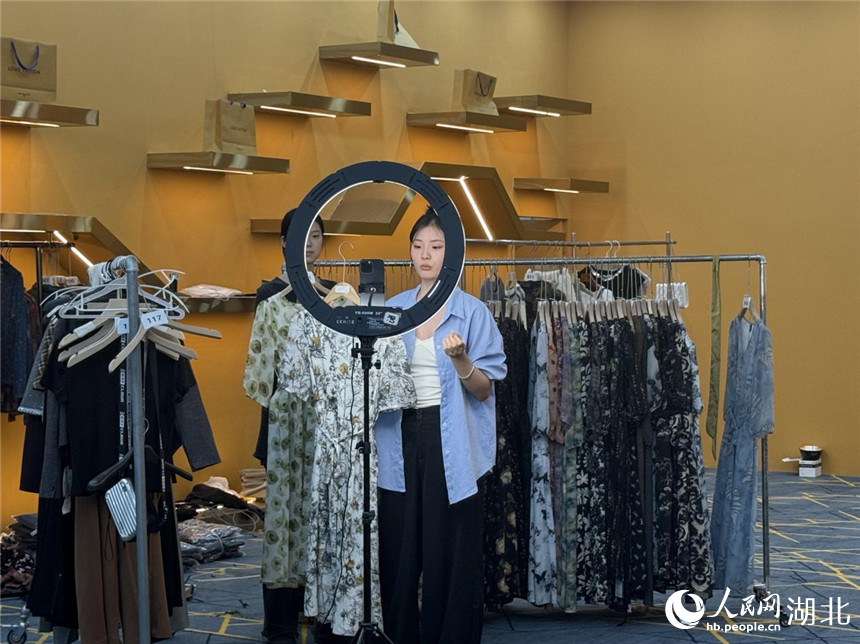 中国(天门)服装电商城的直播间。人民网记者 张隽摄