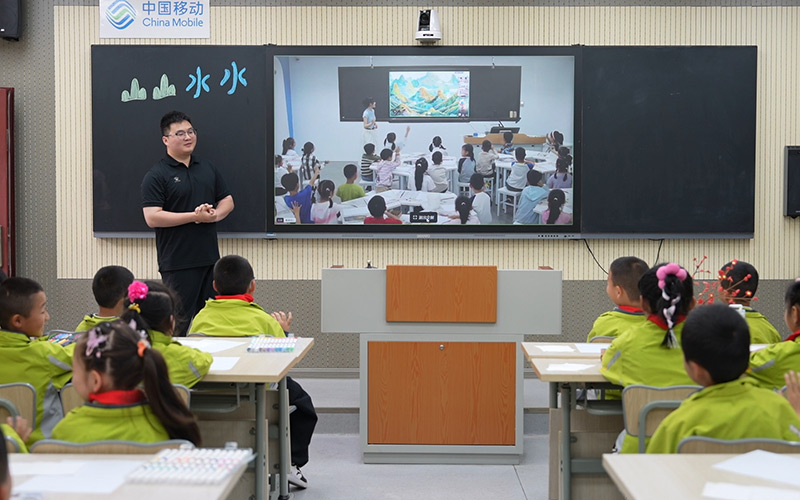 山区小学通过湖北移动“AI智慧研训平台”进行互动教学。